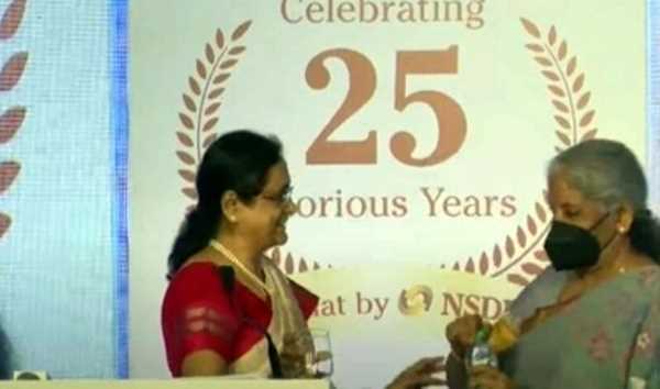 एनएसडीएल के एमडी को पानी देने सीट से उठीं सीतारमण, हो रही तारीफ